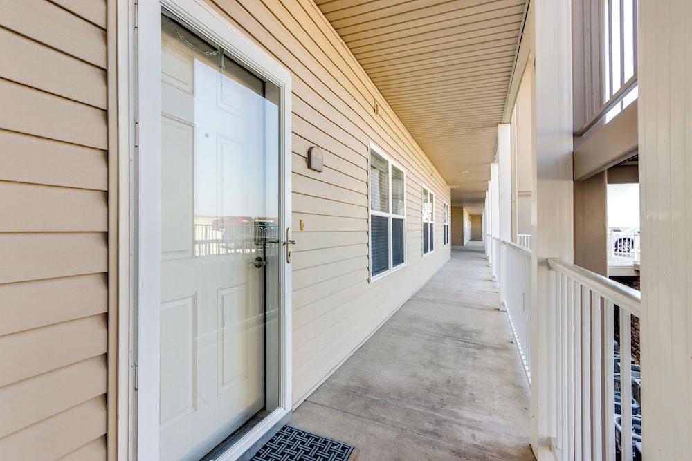 Lakefront Condo w/ Pool Access in Osage Beach!