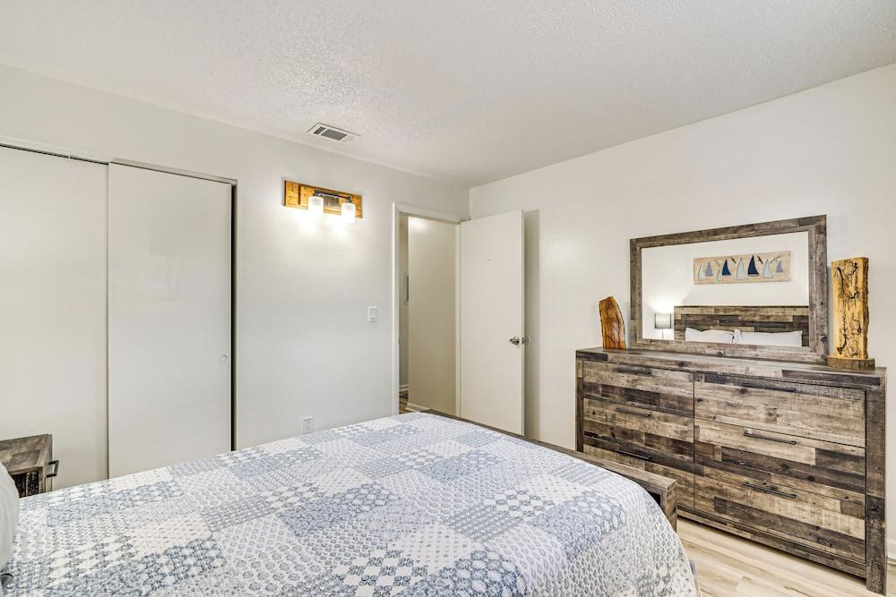 10 Mi to Dtwn Ocala: Dog-friendly Home w/ Fire Pit