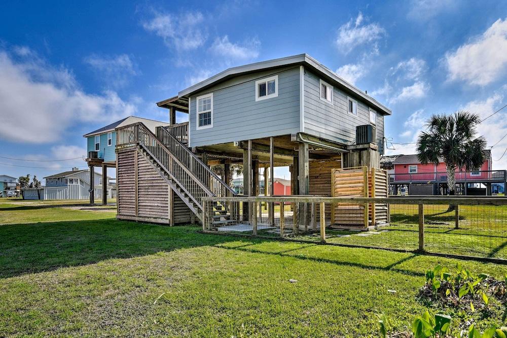 Pet-friendly Surfside Beach Gem - Walk to Beach