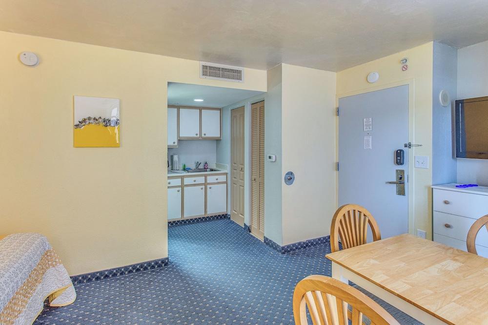 Steps to Beach: Bay Watch Resort Studio