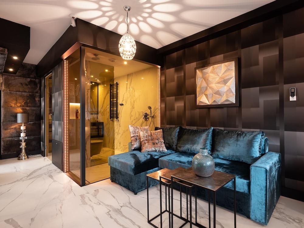 Art Suites Luxury Hotel