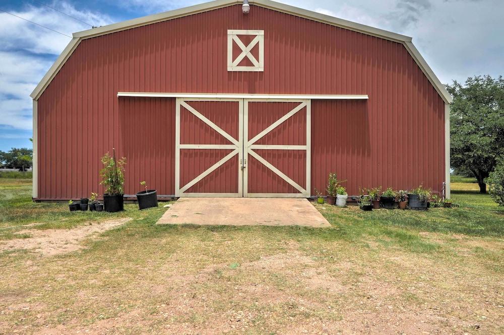 On Farm: Rustic Carmine Log Cabin w/ Porch!