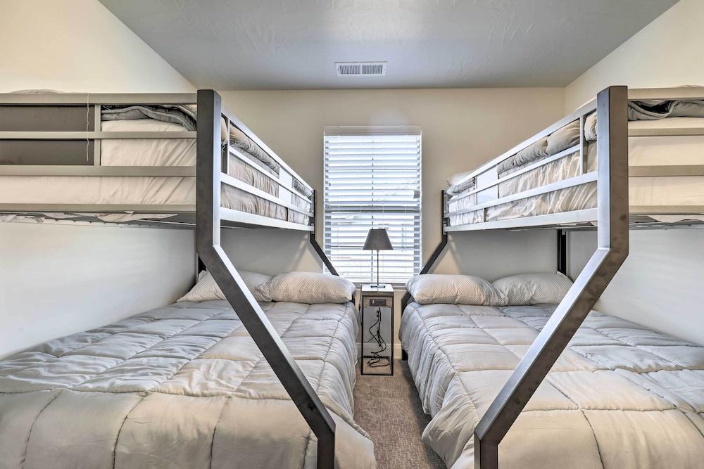 St George Area Townhome w/ Patio + Pool Access