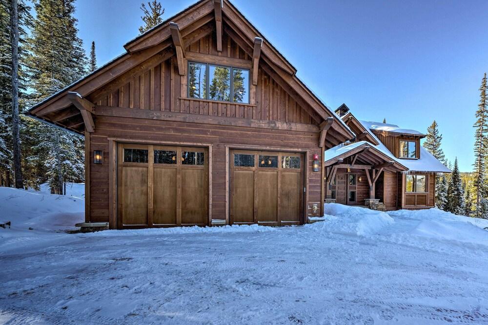 Custom Ski-in/out Chalet With Hot Tub & Wet Bars!