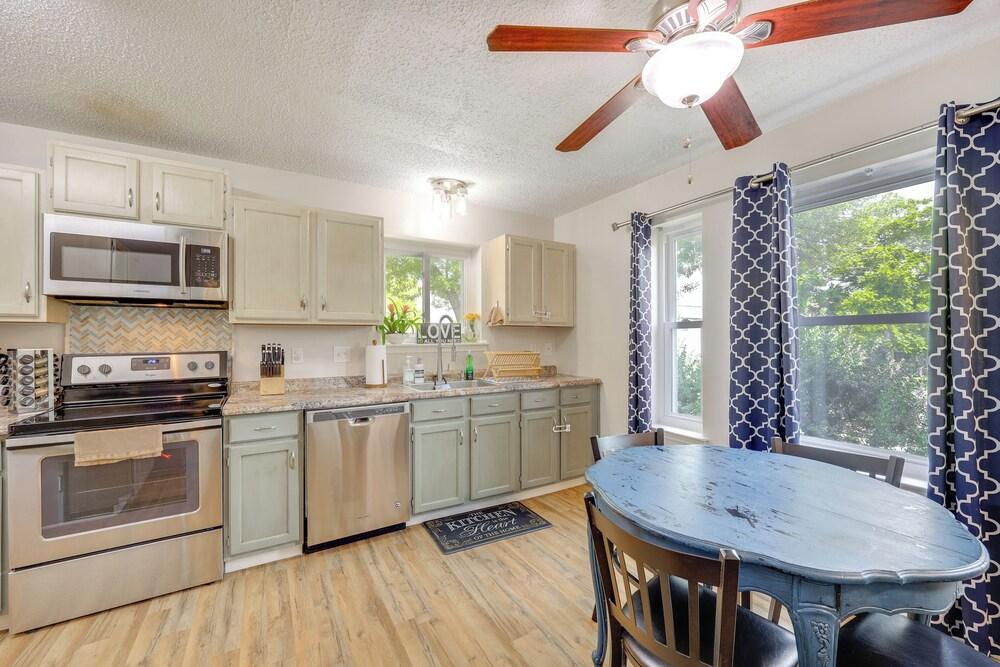 Hot Tub & Game Room: Spacious Live Oak Home!