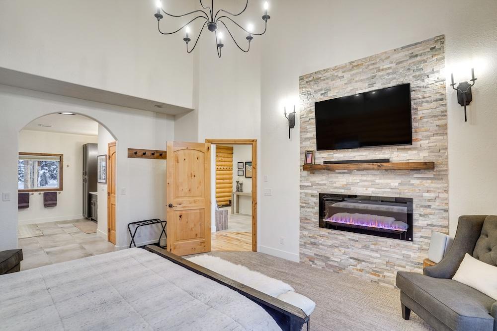 Spacious Mtn Manor, 1 Mi to Brian Head Resort!