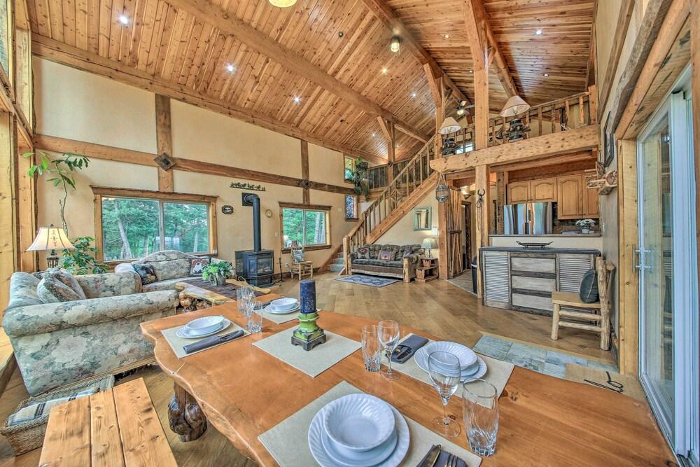 Pet-friendly Eureka Getaway w/ Mountain Views