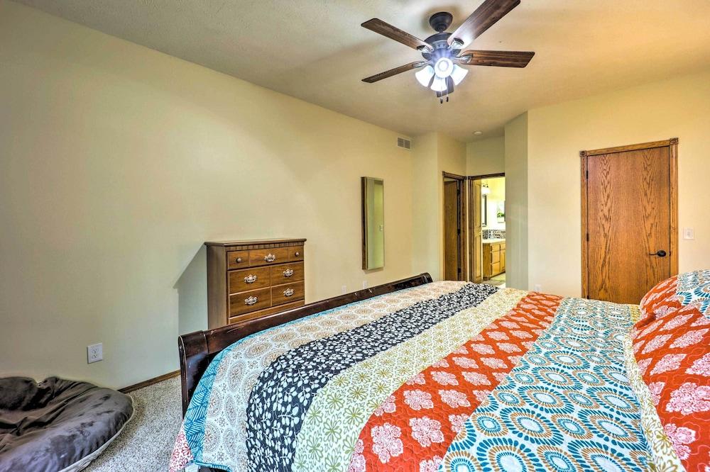 Waterfront Home on Beaver Lake w/ 2 Decks!