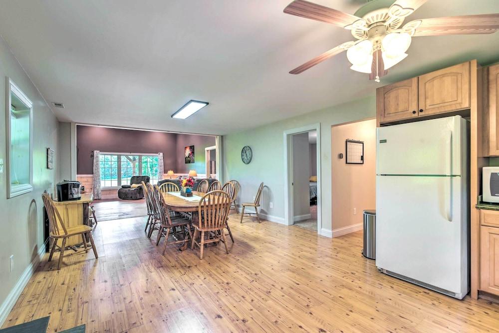 Secluded Brownsville Cabin w/ Deck & Fire Pit