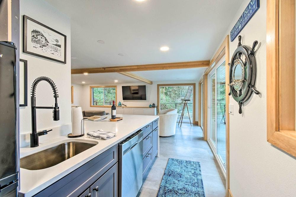 Dreamy Bayfront Cabin w/ View, Dock & Kayaks