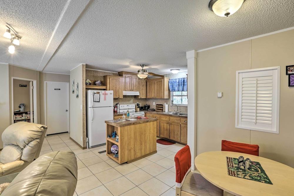 Keaton Beach Escape w/ Hot Tub < 2 Mi to Shore