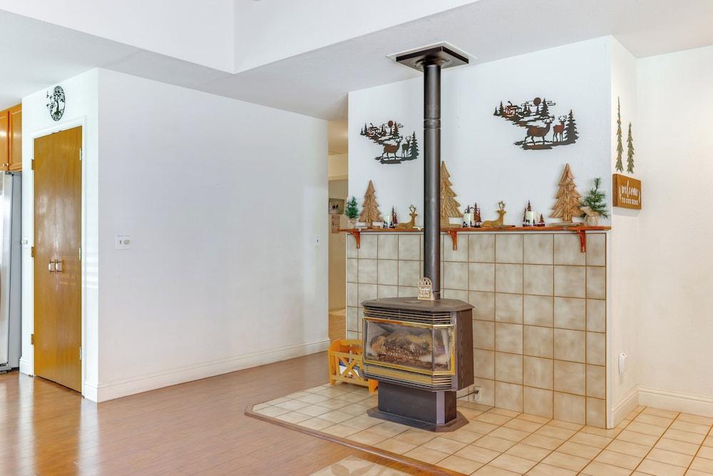 Mountain Paradise ~ 1 Mile to Pine Mountain Lake!