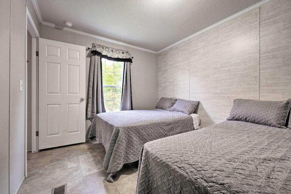 Cassopolis Cabin, Private Deck & Lake Access!