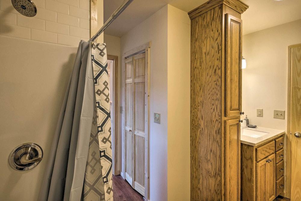 Private Hot Tub: Tuckasegee River Couple's Escape