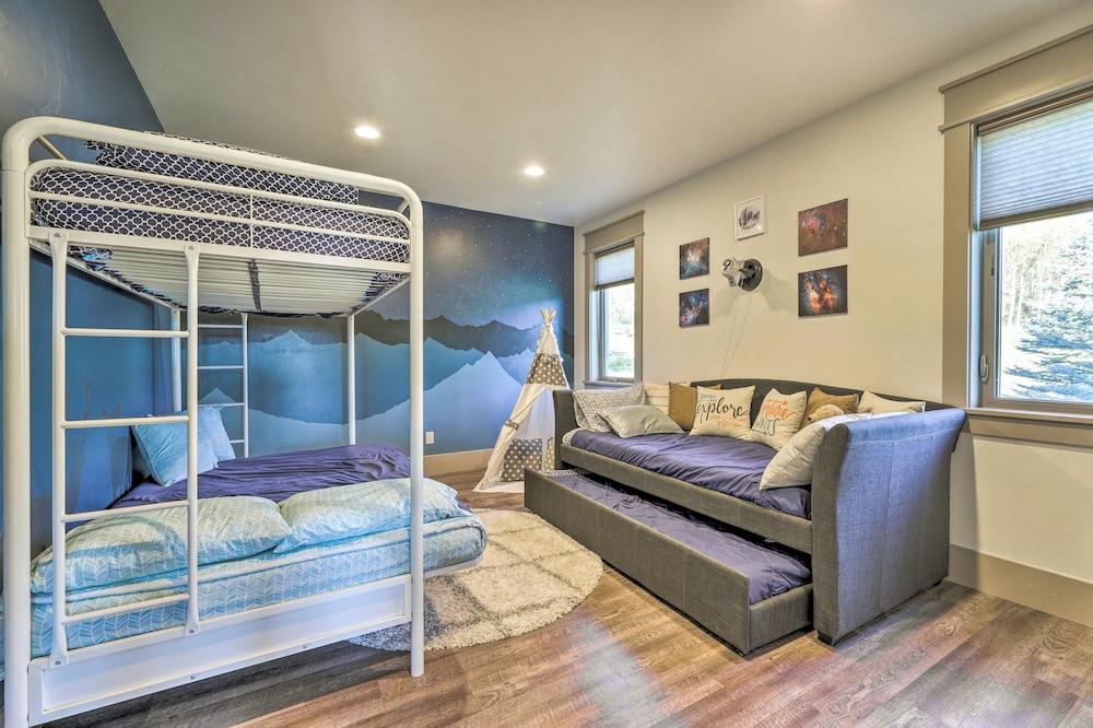 Stunning Valley Home w/ Furnished Deck & Mtn Views