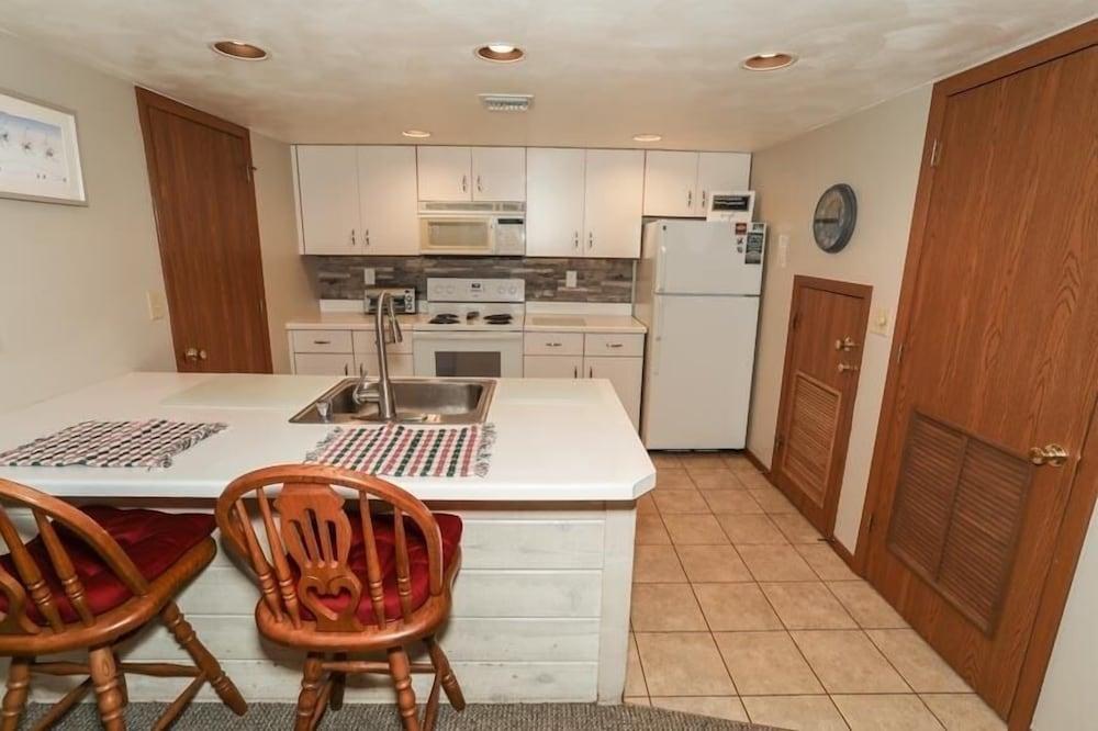 Seven Springs 2 BR Deluxe Condo with Mountain Views by RedAwning