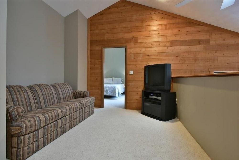 Seven Springs Sunridge 3 BR Condo, Sleeps 10! by RedAwning