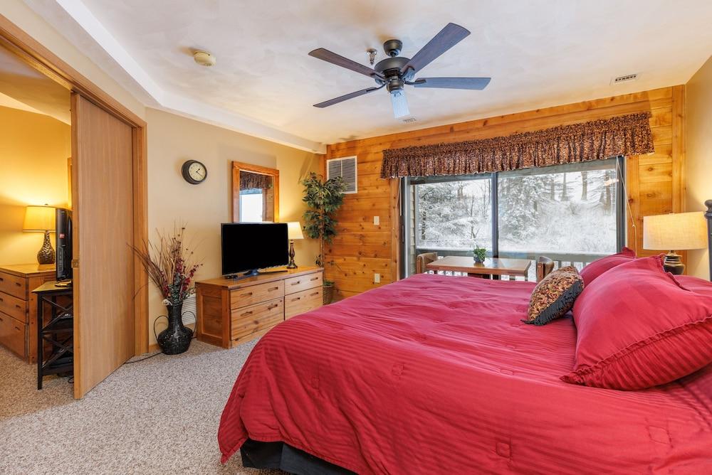 Seven Springs Stoneridge 3 BR Condo, Private Deck by RedAwning