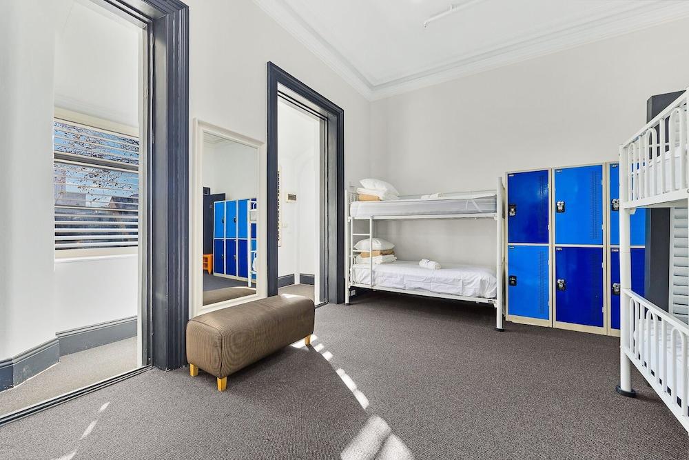 London Plane Backpackers - Hostel