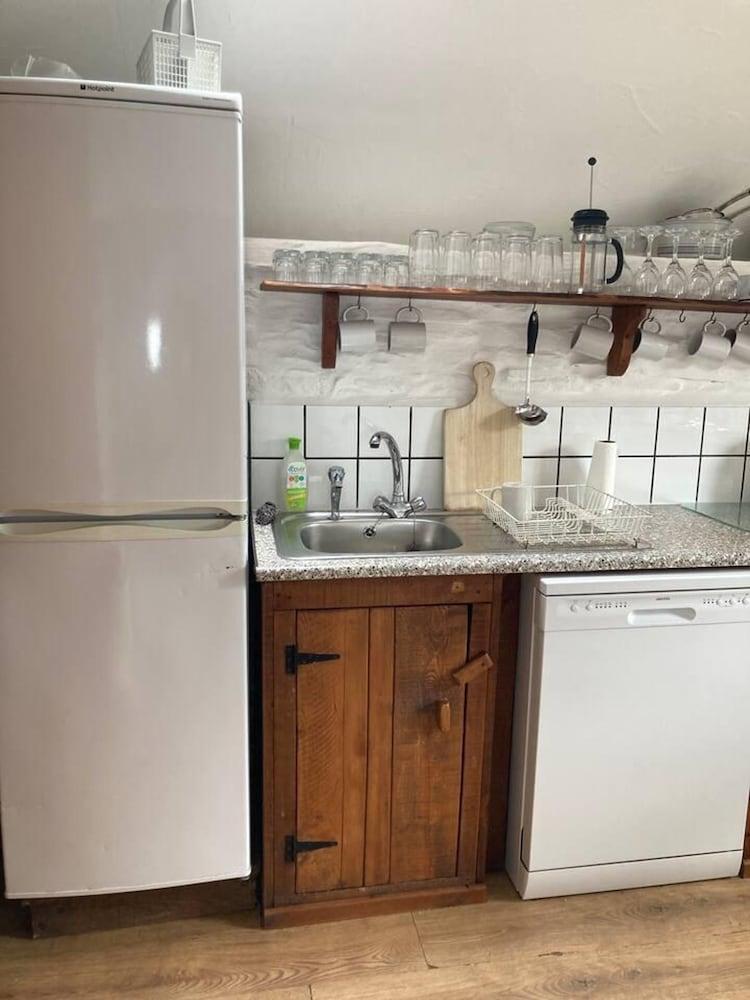 Cosy Stone Cottage on Llanllwni Mountain