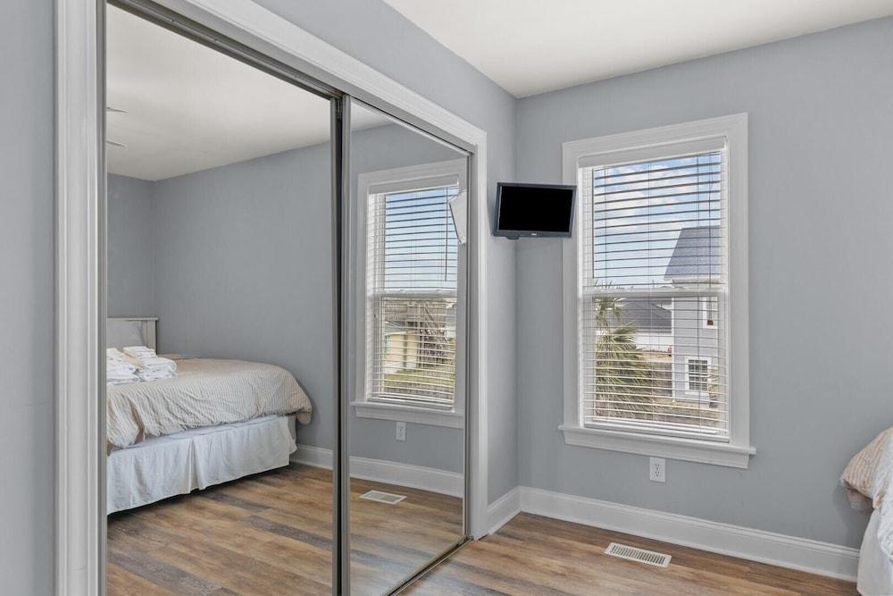 Barefoot West 3 Bedroom Duplex by RedAwning