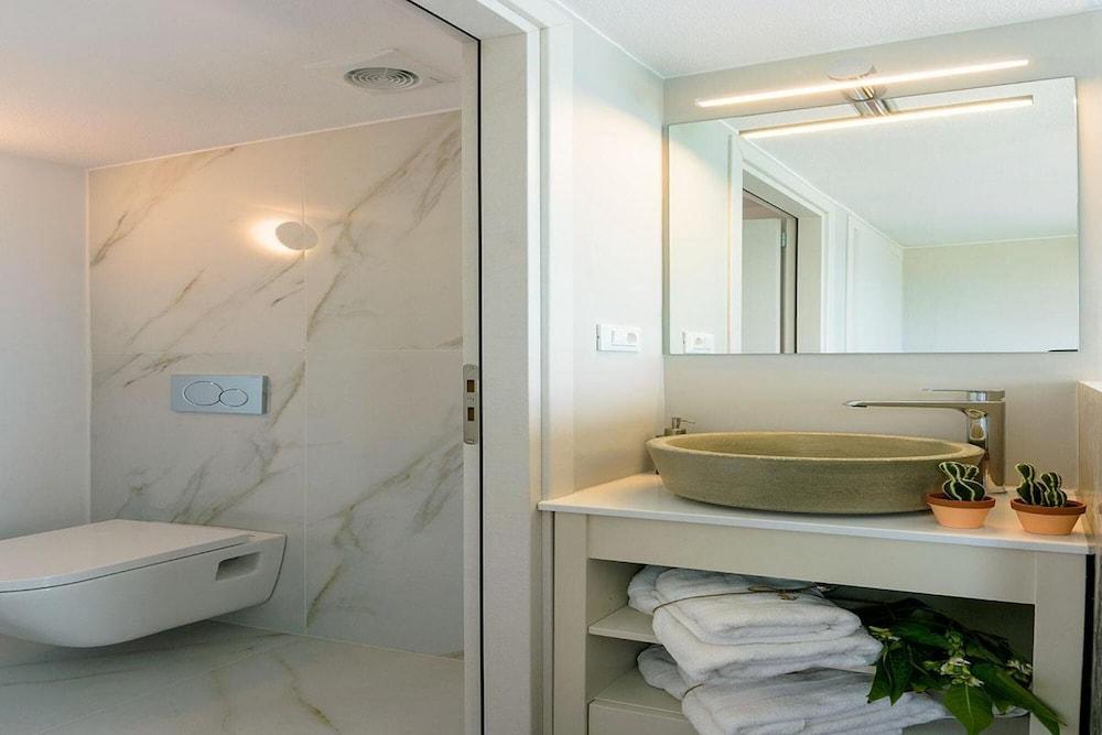 Beachfront 2 Bedroom Villa With Jacuzzi