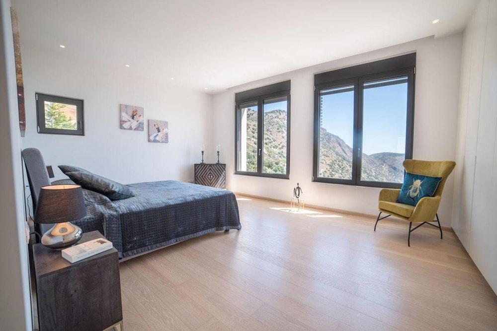 Sea View 6 Bedroom Villa With a Heated Pool