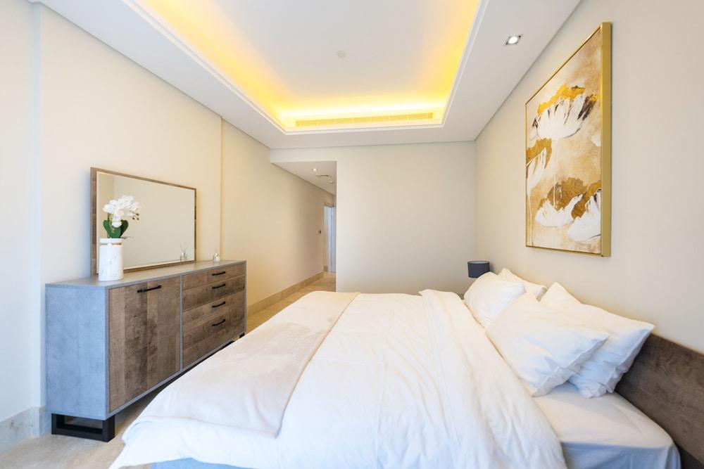 Spacious beachfront 2 bedroom apartment