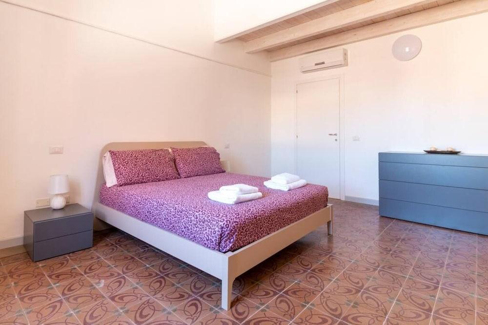 Welcomely - Xenia Boutique