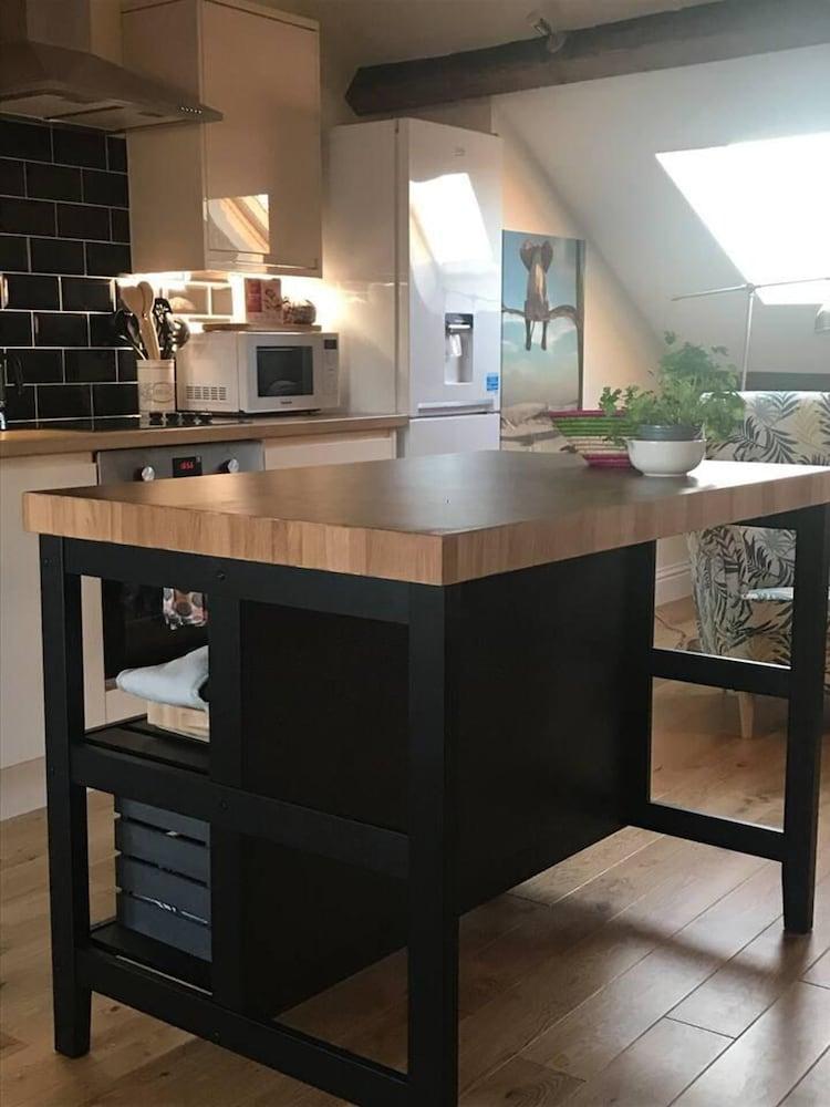 Modern Penthouse With Views in Stroud