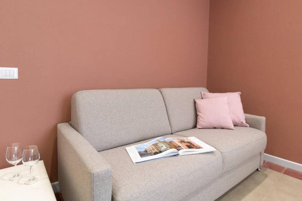 Welcomely - Xenia Boutique House 2