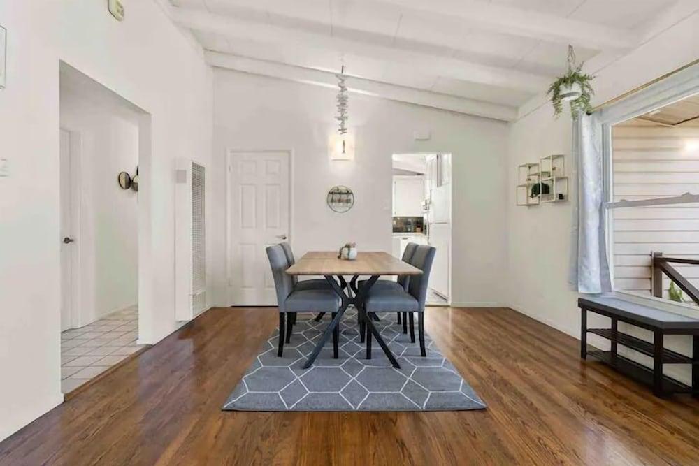 Mid Century Garden View Home Parking