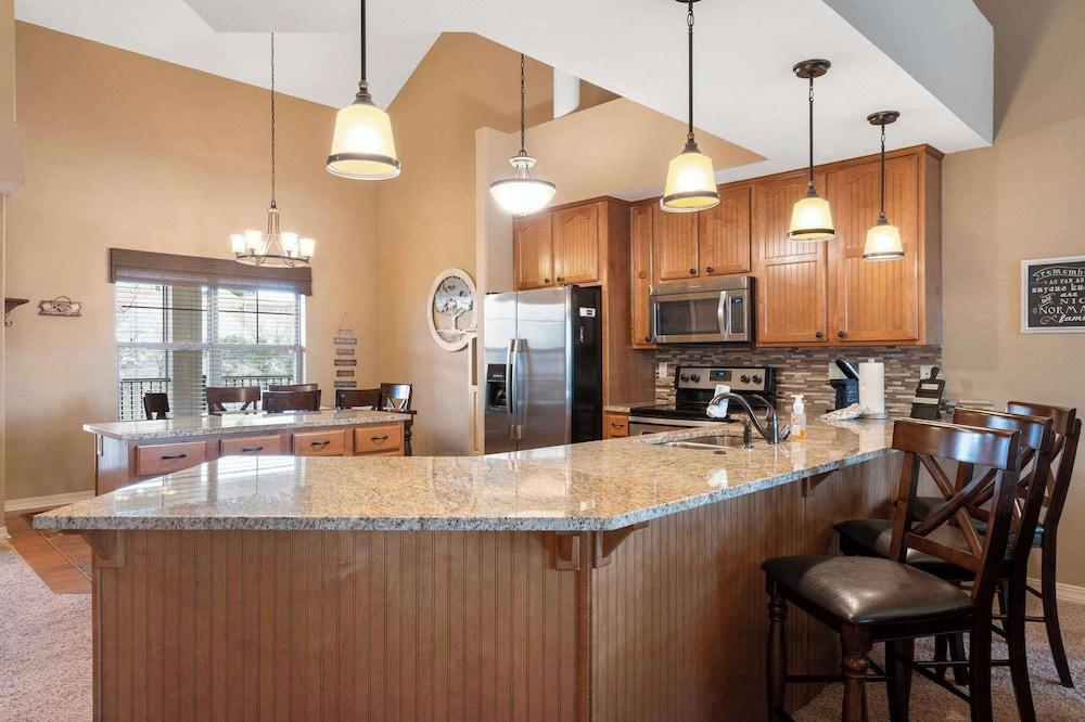 Majestic Lakeview Escape - Stunning Lake Views!