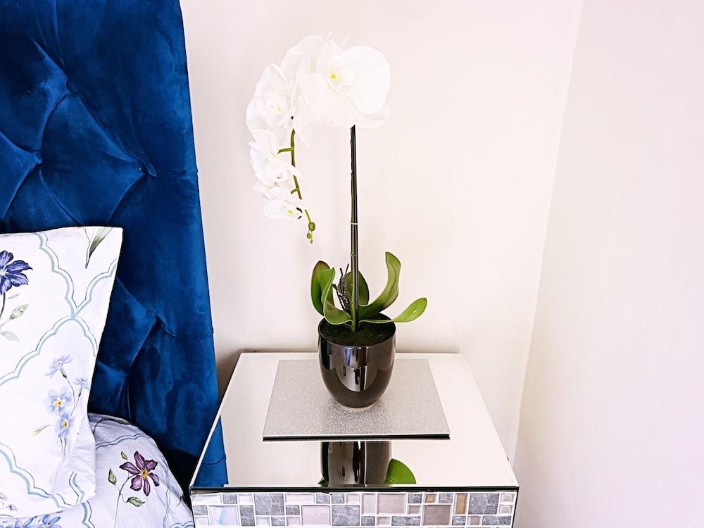 The Serene Stays - 3 Bed Home in Oldham Manchester