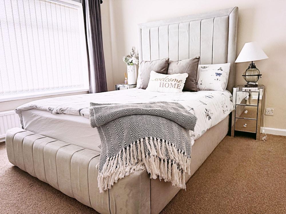 The Serene Stays - 3 Bed Home in Oldham Manchester