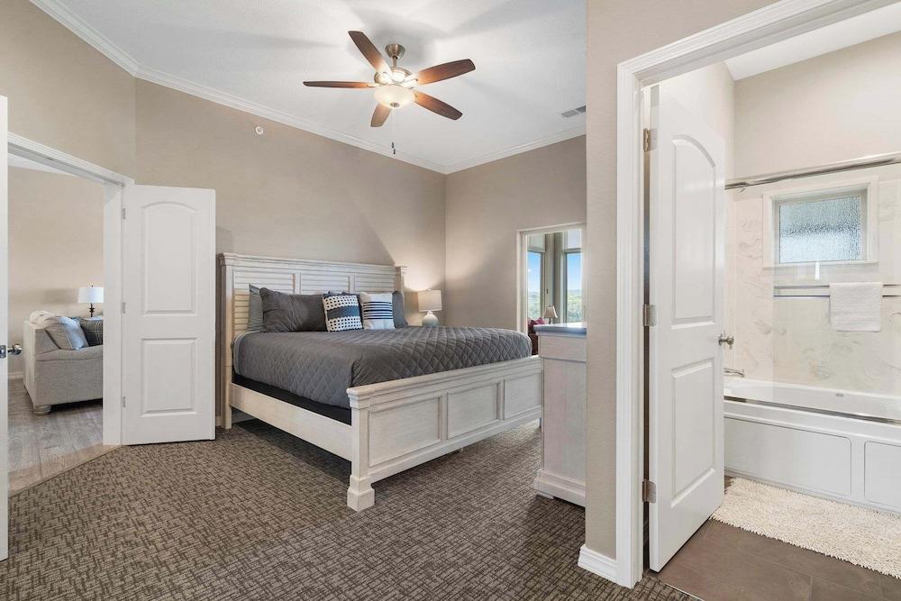 It's a Good Life - Stunning Lake Views!