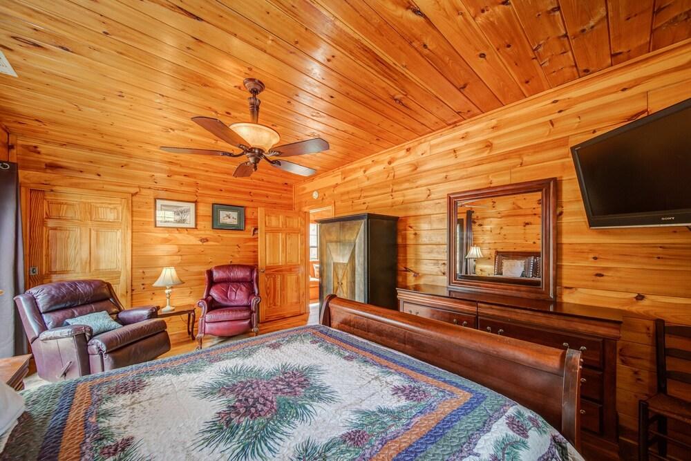 Blueridge Retreat Private 4 BDR Cabin Sleeps 10!