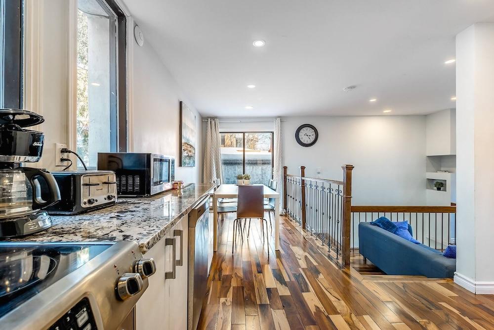 Chic Townhome With Garage Dt Mtl