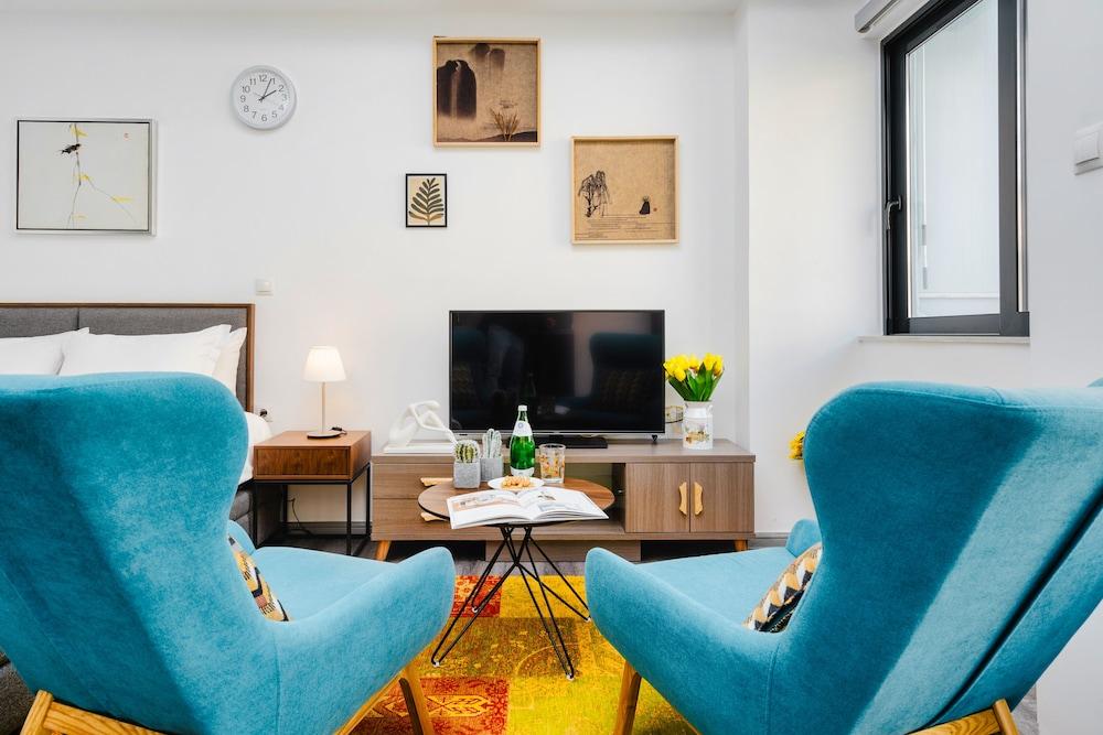 Sanders Home Suites - Charming Downtown Studio