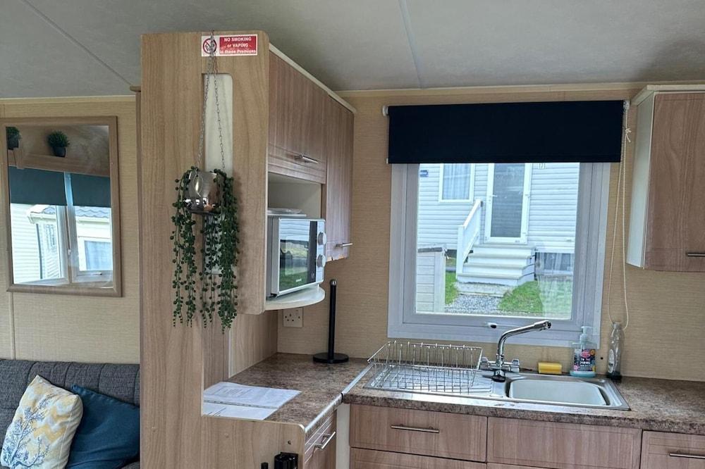 Newquay - Caravan - Sleeps 8 - Parking - Seaside