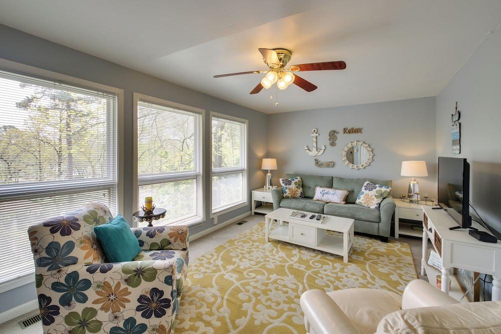 Cozy Lake Cabin w/ Dock in Hot Springs Nat'l Park