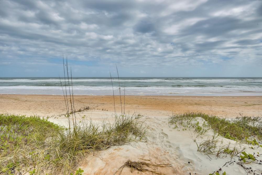 Cozy Ormond Beach Bungalow: Steps to the Sand