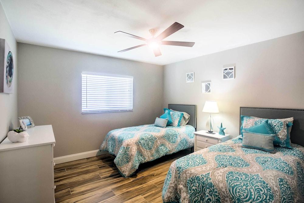 Naples Home w/ Lanai & Pool Near Vanderbilt Beach!