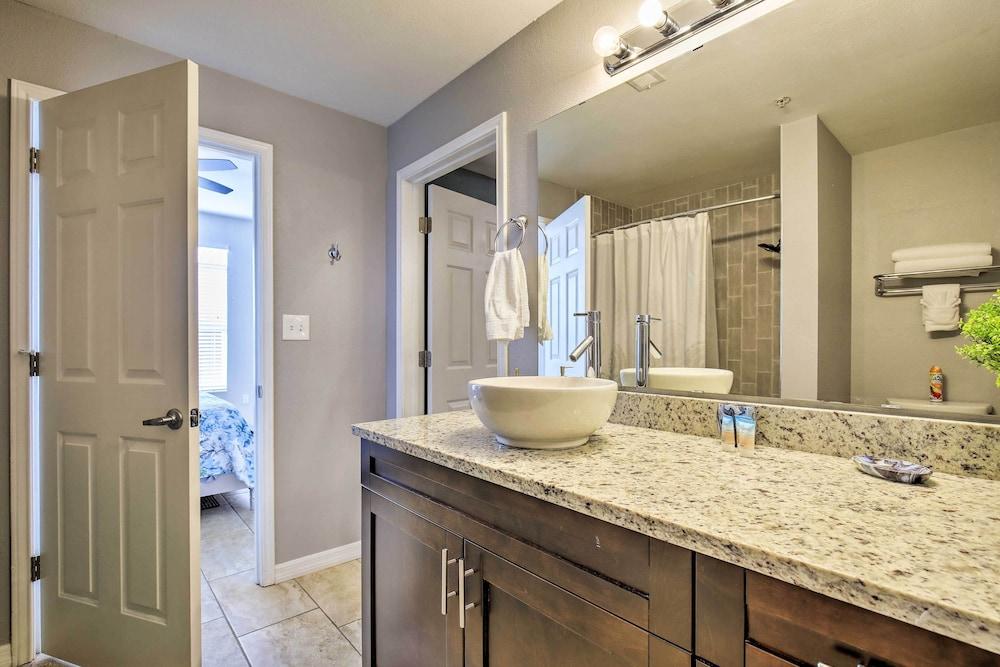 Modern Condo w/ Pool: 4 Mi to Clearwater Beach!