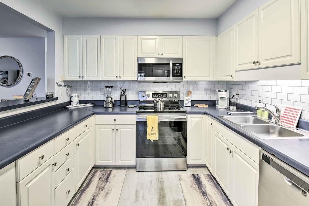 'tipsy Turtle' Condo w/ Patio & Harbor Access