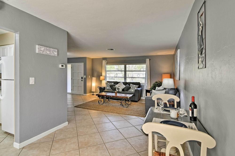 Florida Home 3 Mi to Siesta Key, Walk to Gulf Gate