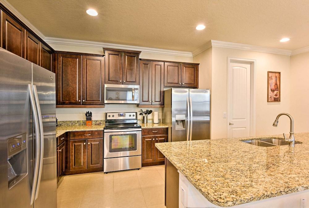 5 Mi to Disney: Oasis w/ Pool & Patio