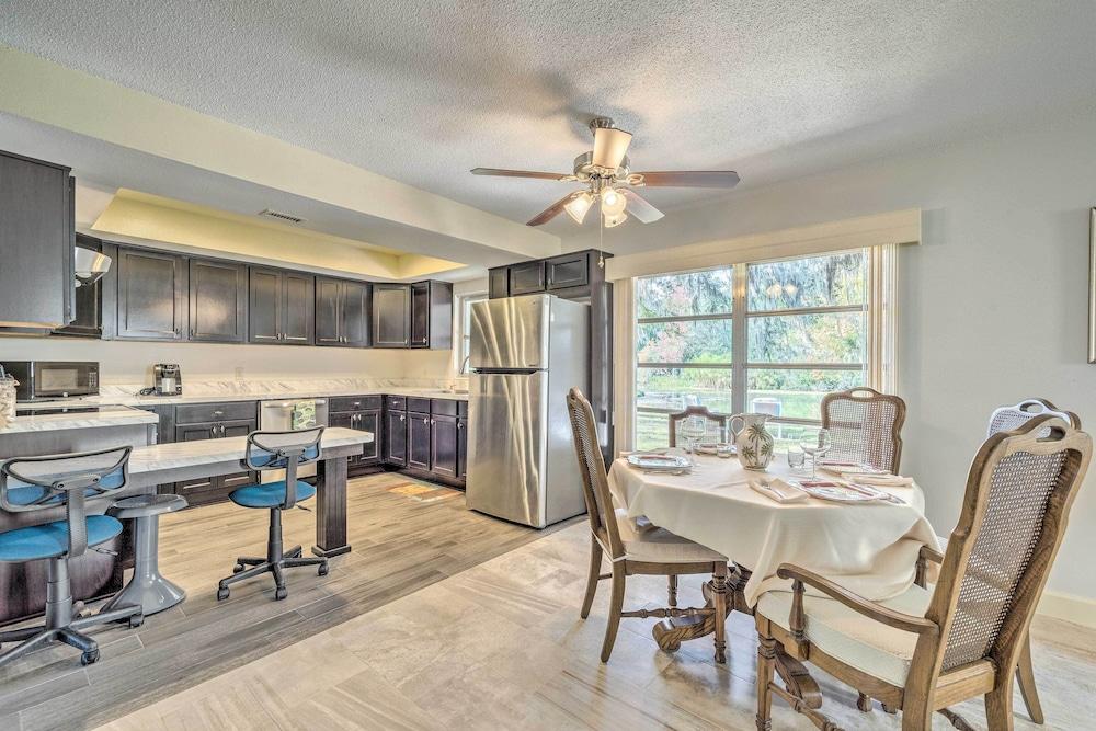 Sunny Crystal River Home w/ Screened-in Porch