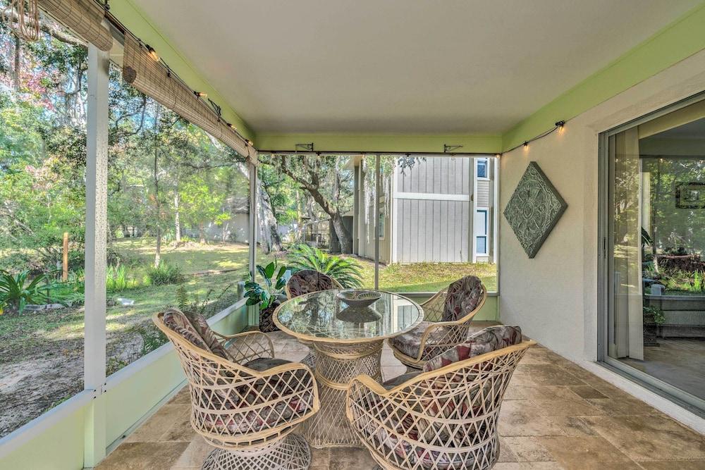 Sunny Crystal River Home w/ Screened-in Porch