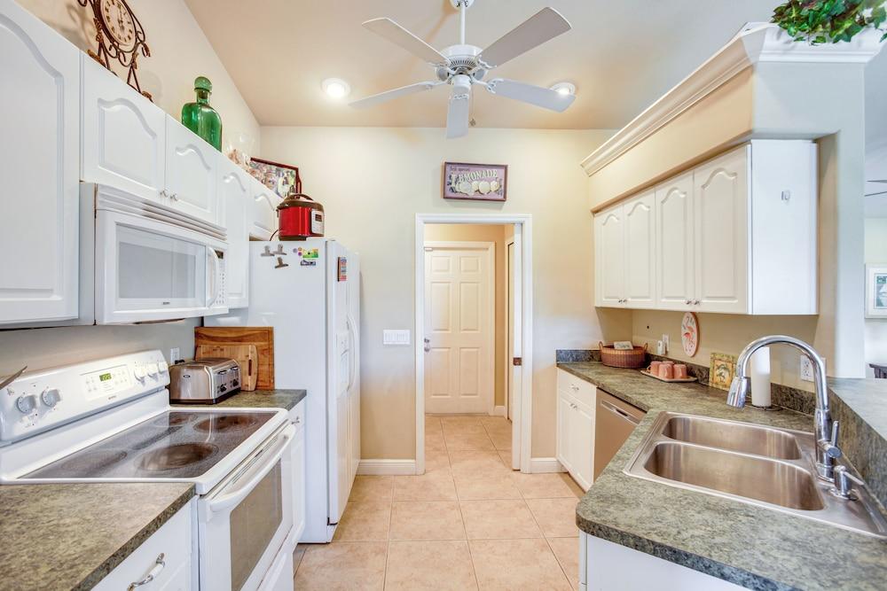 6 Mi to Waterpark: Tropical Home in Cape Coral